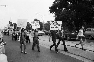 Pride march, Toronto, 1974, http://www.onthebookshelves.com/allangardens6.jpg, consultée le 1er mars 2015